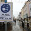 Die Maskenpflicht in der Innenstadt zum Schutz vor einer Ansteckung mit dem Corona-Virus ist im Moment wieder aufgehoben, da die 7-Tage-Inzidenz in Schweinfurt unter der kritischen Marke von 50 liegt.