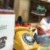 Mit einem alten Telefon im Schaufenster und dem Slogan "Call and collect" wirbt ein Schuhgeschäft (hier ein Symbolbild aus Offenbach) um Kunden, die nach telefonischer Bestellung dort Schuhe erwerben und abholen können