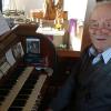 Fritz Klein an der Orgel in der Michaeliskirche Nenzenheim. Der Vollblutmusiker feiert am 19. März seinen 80. Geburtstag.