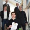 Für die Bewerbungsmappe Gold wert: Martin Düsing (vorne) wurde mit dem Staatspreis ausgezeichnet und mit lobenden Worten von Klassenleiter Jürgen Mayer (von links), Christian Stöhr, Landrat Thomas Habermann und Ausbilder Lukas Pöche überhäuft.
