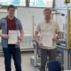 Stolz präsentieren (von links) Sven Eckert, Lukas Tatusch und Liska Schönmeyer ihr Robotik-Zertifikat von ABB Robotics.