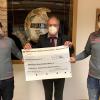 Zur Umgestaltung der Kabinen und des Gymnastikraumes im Sportheim des SV Stammheim erhielt der Verein eine Spende in Höhe von 750 Euro von der Raiffeisenbank Volkacher Mainschleife-Wiesentheid. Unser Bild zeigt bei der Scheckübergabe im Vereinsheim in der Bildmitte den Raiffeisenbank-Geschäftsstellenleiter Günter Johna eingerahmt von Marcel Klein (links) und Alexander Schug (rechts) aus dem Vorstand des SV. In dessen Namen bedankten sich Schug und Klein für die großzügige Unterstützung des Vereinslebens durch die Bank.