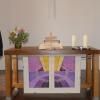 Die Wahlkarlstadterin Ruth Borisch schenkte der evangelischen Gemeinde St. Johannist vier selbst gestaltete Paramente aus reiner Seide. Pfarrer Matthias Hörning (links) erläuterte bei einem Gottesdienst besonders das aktuell aufgehängte Motiv der Passion, in dem Violett vorherrscht.