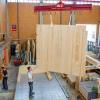 Hier entsteht ein siebenstöckiges Holzhaus: In der Zimmerei Dümler in Giebelstadt werden solche großen Fassaden-Teile aus Holz verarbeitet und später auf der Baustelle zusammengebaut.