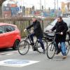 Getestet und für gut befunden: Oberbürgermeister Sebastian Remelé und Radwegeplaner Moritz Kreisel in der Gustav-Heusinger-Straße. Getestet und für gut befunden: Oberbürgermeister Sebastian Remelé und Radwegeplaner Moritz Kreisel in der Gustav-Heusinger-Straße.