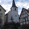 Das Fachwerk ist frisch saniert, am Hirtenhaus neben der Hambacher Kirche, besser bekannt als "Hartmannshäuschen".