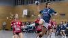 Lisa Seibert (rechts) vom HSV Bergtheim beim Wurf. Sollte es eine Aufstiegsrunde zur Dritten Liga für die Handball-Bayernligisten geben, würden die Bergtheimerinnen teilnehmen. 