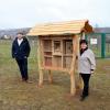 In Greußenheim befindet sich der Standort des Wildbienenhotels am Info-Pavillion des Wasserschutzgebietes am Rand einer großflächigen Streuobstwiese. Mit Bürgermeisterin Karin Kuhn (rechts) freuen sich Öko-Modellregionsmanager Jochen Diener (links) und ALE-Projektleiter Felix Lang  über die von Ellen Roether (rechts) konzipierten Wildbienenhotels.