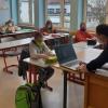 Während des Unterrichts richten die Lehrkräfte die Kamera ihres Laptops auf sich und die Tafel und übertragen diesen live zu den Kindern nach Hause.