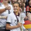 Lena Lotzen 2013 nach dem Gewinn der Europameisterschaft im Trikot der Fußball-Nationalmannschaft. Die 27-Jährige gab am Mittwoch bekannt, dass sie ihre erfolgreiche, doch von Verletzungen begleitete Karriere mit sofortiger Wirkung beende (Archivfoto).