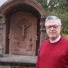 Gerhard Weber, neuer Pfarrvikar in Karlstadt, am Bildstock vor der Heiligen Familie.