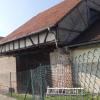 Künftiges Kraftwerk hinter Fachwerk: Die Energiescheune hinter der Gemeindebibliothek und ehemaligen Synagoge soll die Neue Mitte mit sauberer Energie versorgen.