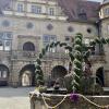 Der Osterbrunnen schmückt den Innenhof von Schloss Weikersheim.
