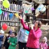 Abschied in den Ruhestand: Kindergarten-Leiterin Maria Stadtelmeyer-Limbacher und die Kinder ließen Lutballons und gute Wünsche stiegen zum Himmel steigen.