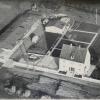 Auf dem Luftbild von 1958 umfasst das gut 7000 Quadratmeter große Firmengelände das Büro- und Wohnhaus, die Kollerhalle und eine kleine Produktionshalle.