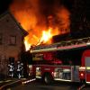 Beim Brand eines Dreiseithofs mitten in Falkenstein waren das Wohnhaus (rechts) und die Nebengebäude in Flammen aufgegangen. Nur das kleine Austragshäuschen auf der linken Seite blieb verschont.