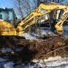 Foto vom 15. Februar 2021: Zur regelmäßigen Grün-Pflegemaßnahme kommt ein Bagger auf das Gleisbett der Steigerwaldbahn, wie hier auf die Trasse bei Wiesentheid. 