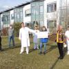 Mitglieder der Veteranenfreunde Herlheim überreichen dem Palliativ-Bereich der Geomed-Kreisklinik einen symbolischen Scheck. Im Bild von links: Ewald Kopp, Hermann Kopp, Fred Krauß (Veteranenfreunde Herlheim), Chefarzt Dr. Alexander Kraus, Dr. Matthias Schmidt, Ludwig Pollinger (Veteranenfreunde), Liselotte Feller (Förderverein der Geomed-Klinik), Schwester Christa Hobner (PalliatiavCare-Team), Judith Stöcklein (Pflegedienstleistung).