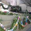Ostereier am Unterbrunnen: Fleißige Helfer halten den alten fränkischen Brauch auch in Niederwerrn am Leben.