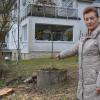 Ingeborg Hehn deutet auf den Stumpf eines alten Apfelbaums, der am 1. April vom Grundstücksbesitzer vor dem Haus, in dem sie wohnt, gefällt wurde.