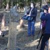 Marliese Stumpf mit dem Team vom Bayerischen Rundfunk bei Dreharbeiten am Friedhof.