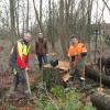 Im Stadtwald (von links): Bürgermeister Martin Heilig, Forstwirtschaftsmeister Johannes Blechschmidt, Gartenamtsleiter Helge Bert Grob,  Azubi Quirin Friederich und  Stadtförster Karl-Georg Schönmüller mit Wachtelhund Linus.