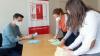 Stimmenauszählung durch den Wahlausschuss in Baunach mit (von links): Bürgermeister Tobias Roppelt, Monika Rank (Praktikantin Flussparadies) und Melanie Schmitt (Stadt Baunach).