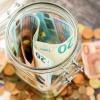 Anleger sollten bei ihrem Vermögensaufbau nicht nur auf eine Geldanlage vertrauen, sondern ihr Geld auf mehrere Kapitalanlagen verteilen.