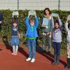 Schulleiterin Christine Tell, AOK-Direktor Alexander Pröbstle (hinten von rechts) sowie Kinder der Klas-sen 1a und 1b der Grundschule Zell am Main freuen sich über den Beginn des Präventionsprogramms „Klasse2000“ an ihrer Schule. (Bei den beiden Kindern rechts handelt es sich um ein Geschwisterpaar, daher wurde auf den Abstand verzichtet.)