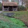 Das Schindersbrünnle vor der Neugestaltung im November 2020. Vor allem das Bachbett der Seebachquelle wurde auf ihren ersten Metern verschönert. Bei der Wanderschutzhütte wurde die verschmierte Bretterseite (links im Bild) erneuert, die Feuerstelle ausgetauscht und der gesamte Platz hergerichtet. Das Schindersbrünnle vor der Neugestaltung im November 2020. Vor allem das Bachbett der Seebachquelle wurde auf ihren ersten Metern verschönert. Bei der Wanderschutzhütte wurde die verschmierte Bretterseite (links im Bild) erneuert, die Feuerstelle ausgetauscht und der gesamte Platz hergerichtet.