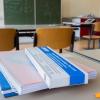 Ein Corona-Selbsttest liegt am Platz eines Schülers in einem Klassenraum. 