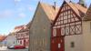In Sichtweite des Rathauses (links im Hintergrund) befindet sich das Anwesen Marktplatz 1 (Mitte), dessen Sanierung heuer die zweitgrößte Investition im Haushalt der Gemeinde Markt Einersheim darstellt.