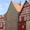 In Sichtweite des Rathauses (links im Hintergrund) befindet sich das Anwesen Marktplatz 1 (Mitte), dessen Sanierung heuer die zweitgrößte Investition im Haushalt der Gemeinde Markt Einersheim darstellt.