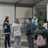 Beim Check-in im Impfzentrum wird kein Impfwilliger nach seiner Krankenkasse gefragt. Das Bild entstand vor dem Impfzentrum auf der Talavera in Würzburg.