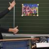 Schulleiter Matthias Schuhmann gratuliert Henrik Schatz zum Siegerbild