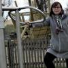 Bürgermeisterin Sibylle Säger testet das neue Fitnessgerät.