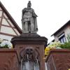Im Augenblick kaschiert Osterschmuck, dass der Zahn der Zeit am Sebastiansbrunnen in Bastheim stark genagt hat. Jetzt soll das Bauwerk saniert werden.