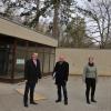 Über den Beginn der Sanierung der 1970 errichteten Aussegnungshalle auf dem Veitshöchheimer Waldfriedhof informierte sich Bürgermeister Jürgen Götz mit Gemeindearchitektin Sabine Hartmann, Bürgeramtsleiter Klaus Krautschneider und Architekt Professor Wolfgang Fischer. Über den Beginn der Sanierung der 1970 errichteten Aussegnungshalle auf dem Veitshöchheimer Waldfriedhof informierte sich Bürgermeister Jürgen Götz mit Gemeindearchitektin Sabine Hartmann, Bürgeramtsleiter Klaus Krautschneider und Architekt Professor Wolfgang Fischer.