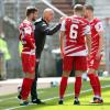 Über diese schwache Vorstellung musste schon auf dem Platz  geredet werden (von links): Daniel Hägele, Trainer Ralf Santelli, Tobias Kraulich und Lars Dietz (alle FC Würzburger Kickers).