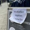 Noch eher provisorisch machen manche Geschäfte in der Bad Kissinger Innenstadt darauf aufmerksam, dass seit Montag neue Einschränkungen beim Einkaufen gelten.