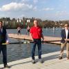 Willi Pulvermüller (Bildmitte) bedankte sich bei Alexander Joachim (links) von Joachim Ingenieure (Schweinfurt) und Holger Philipp (rechts) vom Rotary Club Schweinfurt-Peterstirn für ihre Spenden, die zusammen mit den Geldern der Oskar-Soldmann-Stiftung (Schweinfurt) sowie den zahlreichen Zuwendungen und dem tatkräftigen Einsatz vieler Vereinsmitglieder den neuen Wintersteg am Ruder-Club ermöglicht haben. 