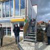 Abgeschlossen sind die Erweiterung und der Umbau des Katholischen Kindergartens Sankt Elisabeth in Sennfeld. Zufrieden mit dem Ergebnis sind (von links) Bürgermeister Oliver Schulze, Architekt Sebastian Pollach, stellvertretende Kindergartenleiterin Manuela Gündermann und Pastoralreferent Michael Pfrang für die Katholische Kirchenstiftung als Bauherrin. 