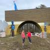 Kerstin Abert (links) und Christine Then sind vor der goldenen Brücke noch ganz entspannt. Kurz danach verpassten die beiden Läuferinnen aber ein Hinweisschild und liefen in die falsche Richtung. Kerstin Abert (links) und Christine Then sind vor der goldenen Brücke noch ganz entspannt. Kurz danach verpassten die beiden Läuferinnen aber ein Hinweisschild und liefen in die falsche Richtung.