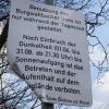 Das Schild mit dem Hinweis auf die Benutzungsregelungen für den Badesee Burgwallbach ist beschädigt und soll erneuert werden. Der Text wird entsprechend (siehe Text unten) angepasst.
