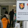 Wer kommt dran? Wer muss noch warten? Anstehen vor dem Impfzentrum auf der Talavera in Würzburg.