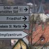 Ein Schild weist den Weg zum Impfzentrum in Lohr. 