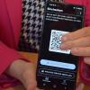 Die neue Luca-App ersetzt handschriftliche Besucherlisten. Statt seinen Namen aufzuschreiben, trägt man sich mit seinem persönlichen QR-Code ein, den Landrätin Tamara Bischof hier zeigt.