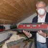 Thilo Dreher, Vorsitzender der Kitzinger Eisenbahnfreunde, präsentiert im Dachboden seines Wohnhauses in Wiesenbronn das Modell der bekanntesten deutschen Diesellok V 200 in Spurgröße G mit volldigitaler Ausstattung.