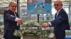 Die Fächerblume leuchtet als „Bayerische Pflanze des Jahres“ weiß-blau: Sekttaufe des "Himmlischen Duos" in der Landesanstalt Veitshöchheim durch Regierungspräsident Eugen Ehmann (links) und Friedrich Reim als unterfränkischer BVG-Bezirksvorsitzender. 