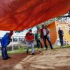 Der Sandkasten im Spielbereich des Grundschulpausenhofs ist bis auf harten Grubensand fast leer. Änderungen sind nötig, verlangt der Hausmeister Lars Schmelz (Zweiter von links). Der Sandkasten im Spielbereich des Grundschulpausenhofs ist bis auf harten Grubensand fast leer. Änderungen sind nötig, verlangt der Hausmeister Lars Schmelz (Zweiter von links).